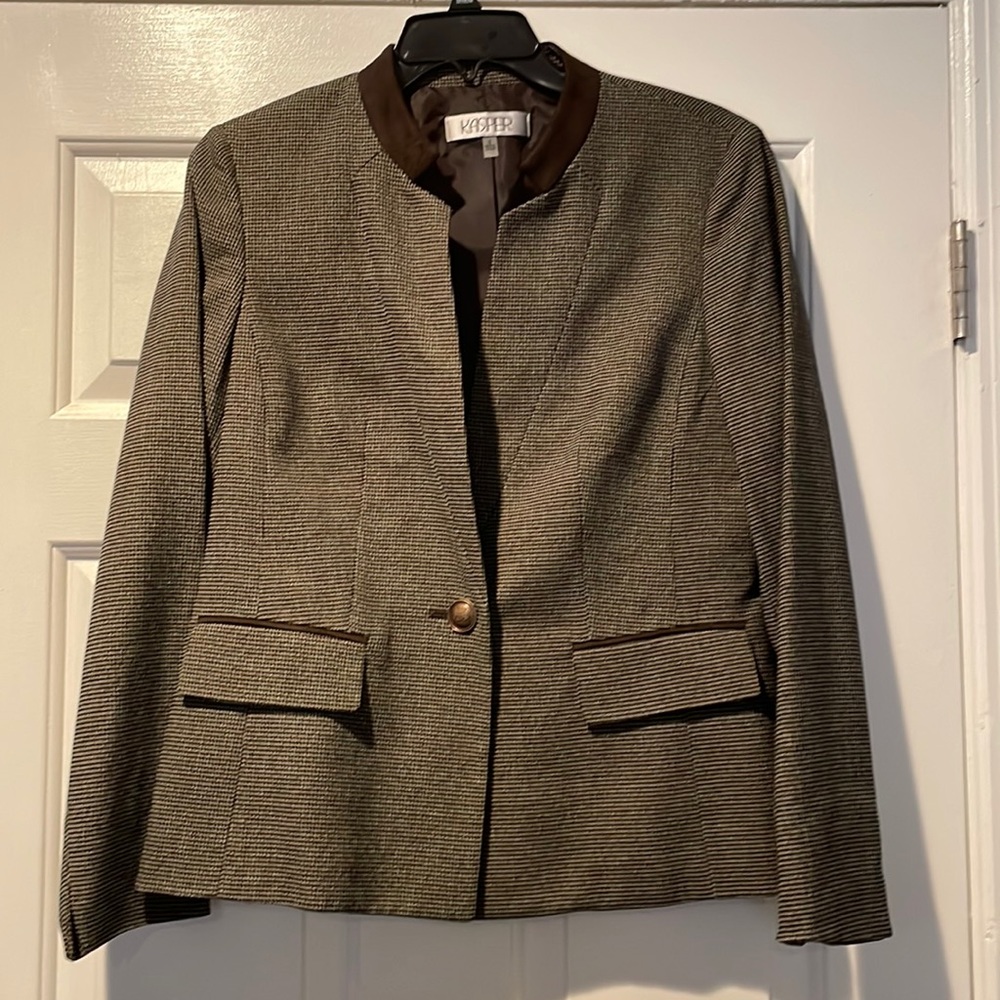 Kasper blazer. NEVER WORN. Size 6. Brown